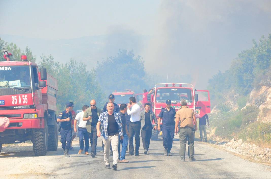 Manisa'da çıkan orman yangınında dumanlar İzmir'e ilerliyor 4